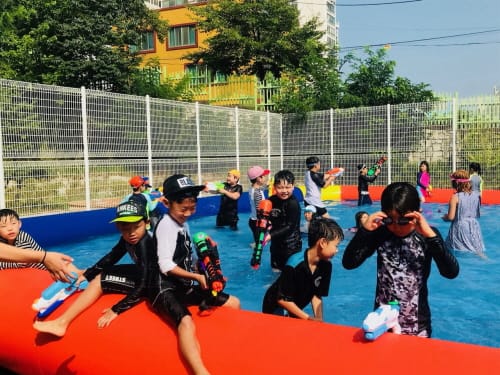 부강초등학교, 학교 내 워터파크 조성으로 무더위 날려 화제
