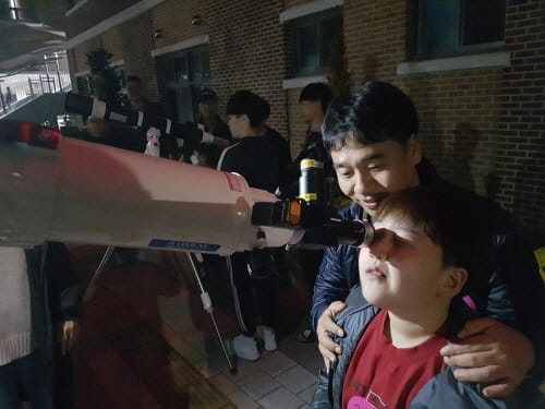 아빠와 함께 달나라 여행 가요!