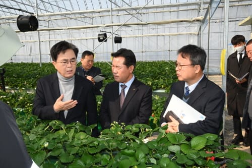 김태흠 지사, 부여군 새해 농업인 실용교육장과 청년농업인 실습농장 방문, 농업인 목소리 경청
