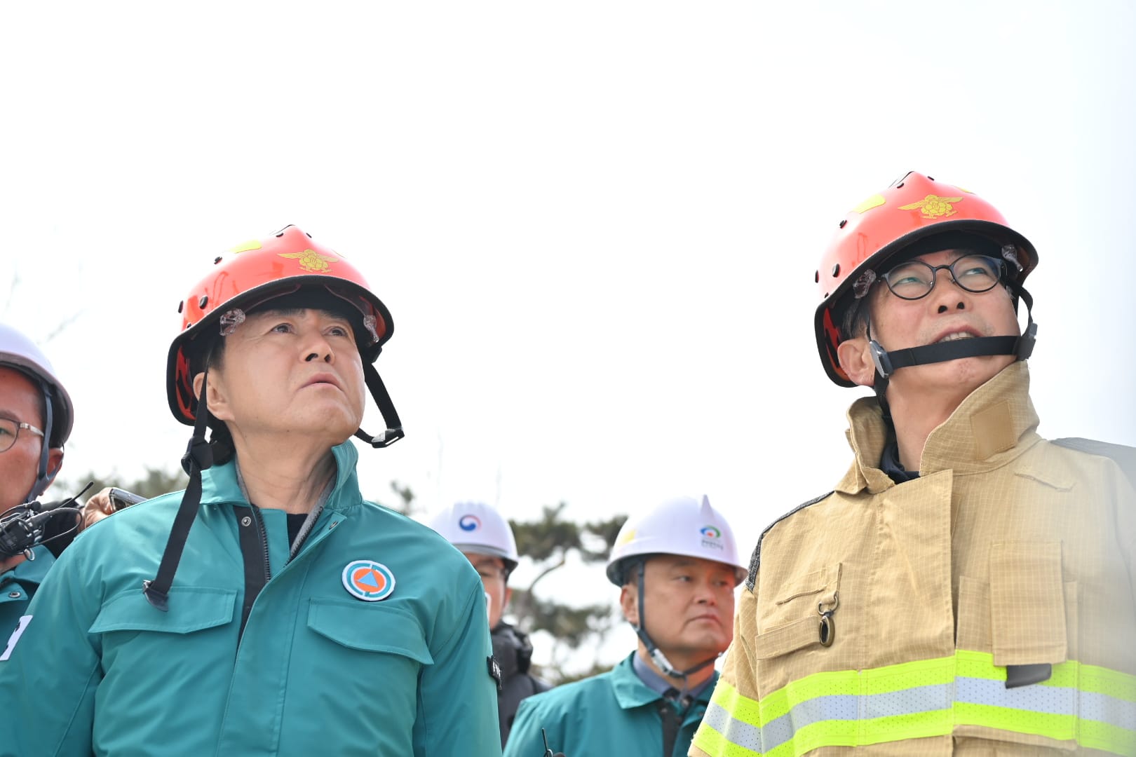 "경기-충남 관할 따질 것 없이 필요한 조치".. 김태흠 지사, 고속도 교량 붕괴 현장 찾아 강조