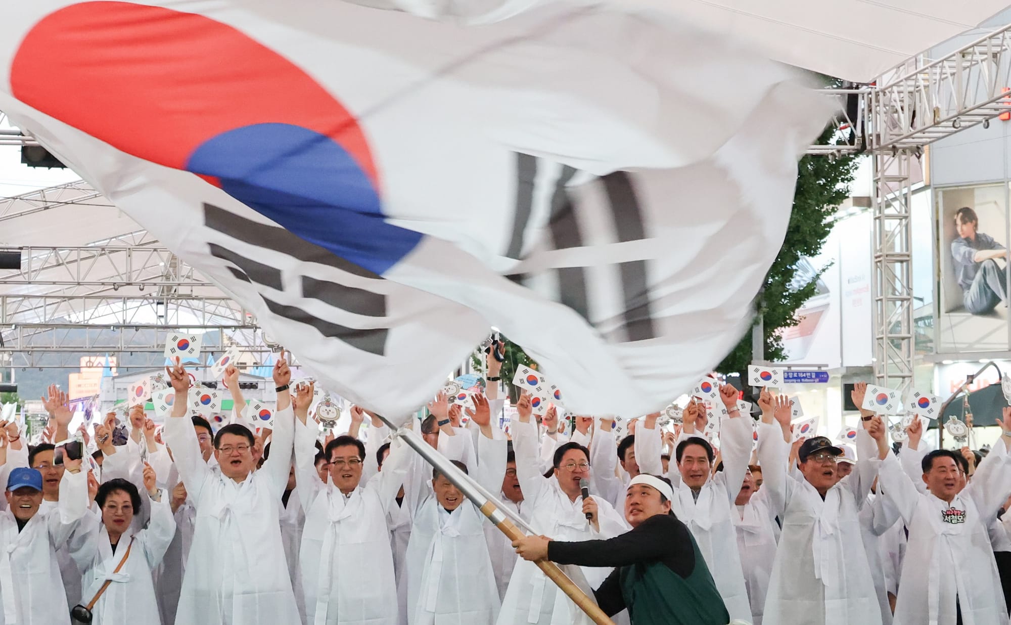 광복의 기쁨과 환희, 0시 축제에서 울려 퍼졌다