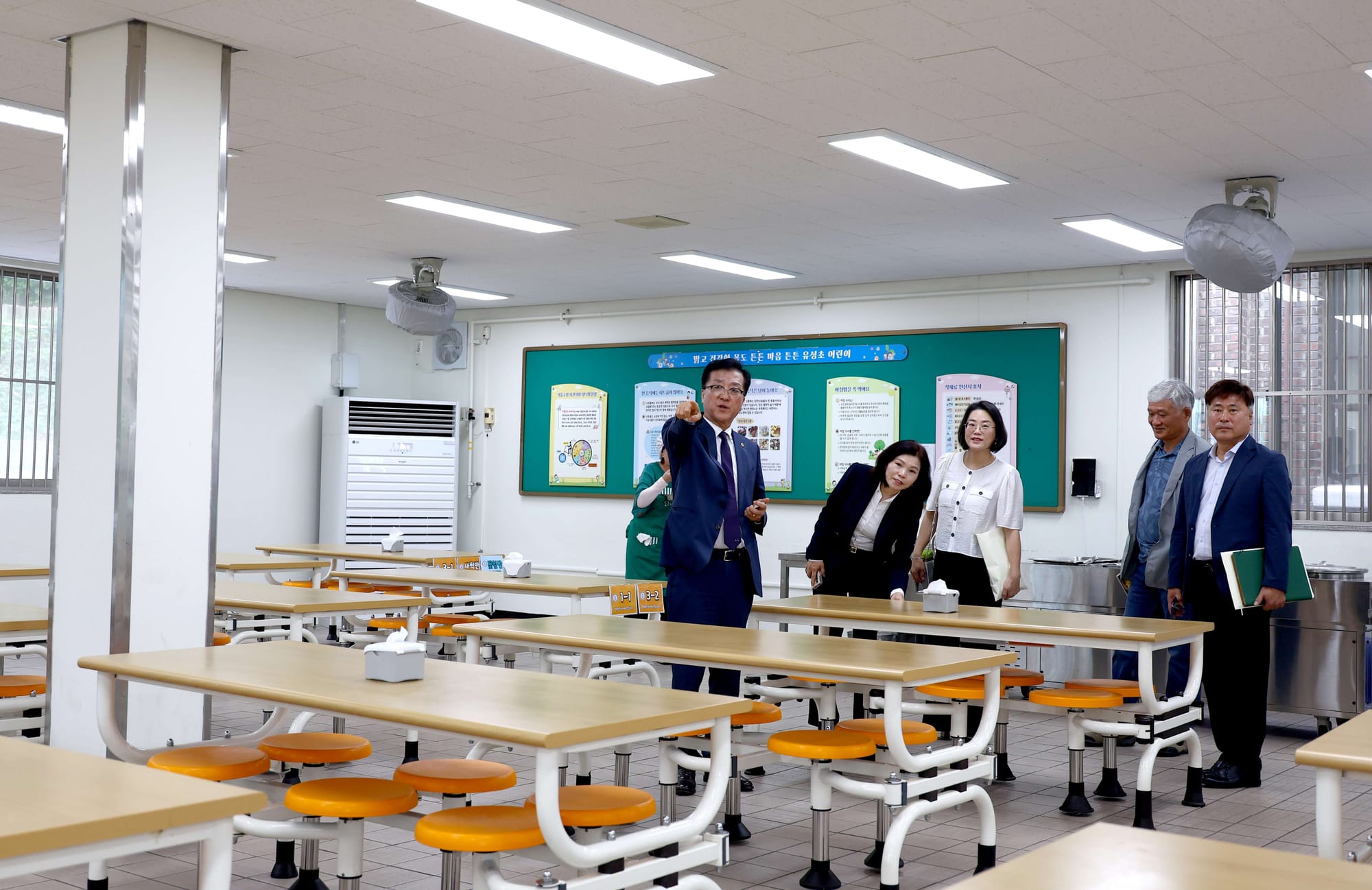 대전시의회, 유성초등학교 노후시설 현장 방문