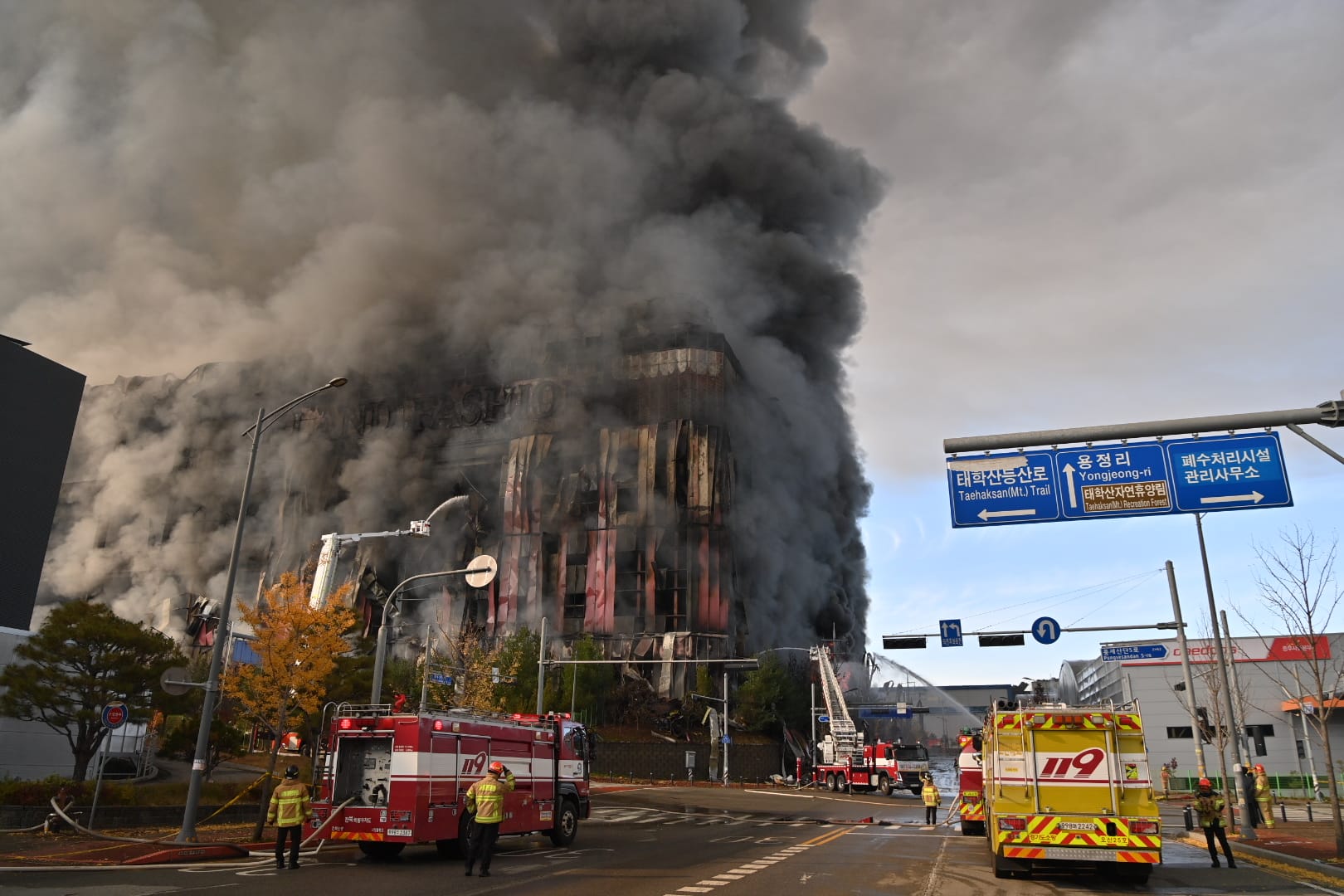 김태흠 지사, 물류센터 화재 진압 현장 점검