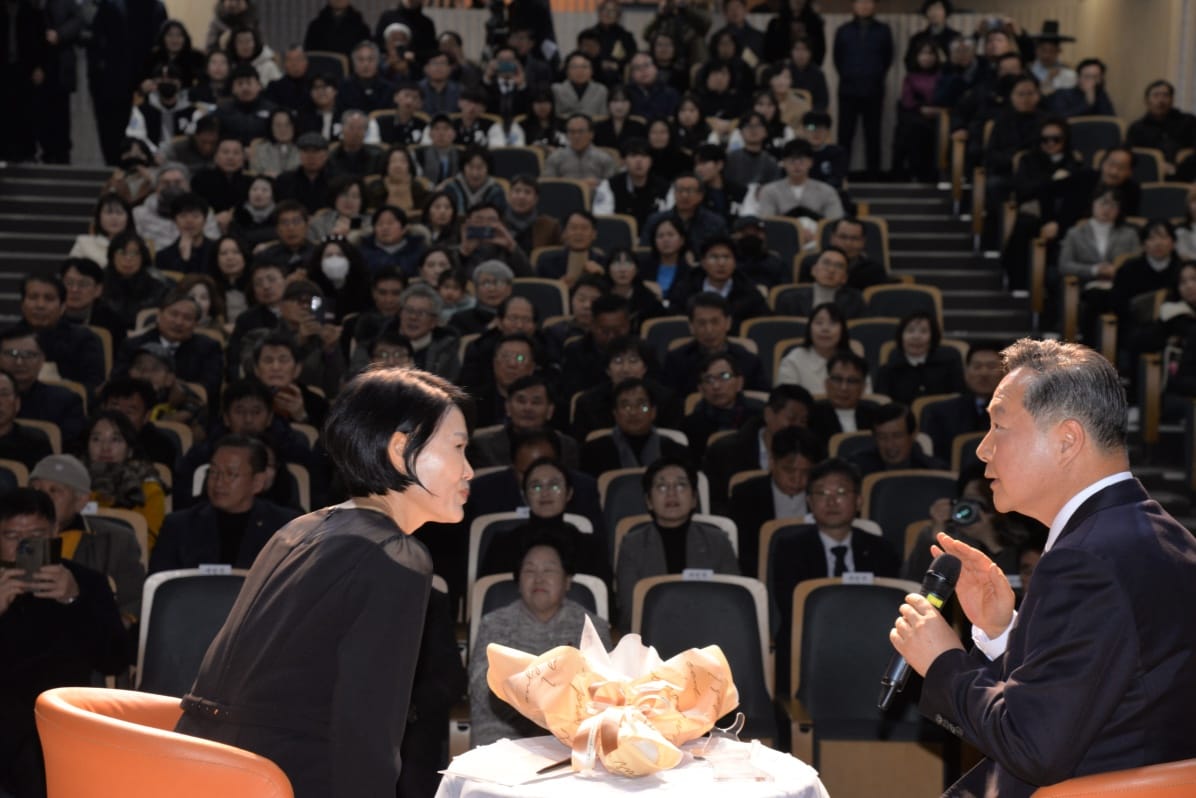 많은 시민 발길 속 성황… 원성수 작가 출판기념회, ‘세종다운 교육’ 공감 확산