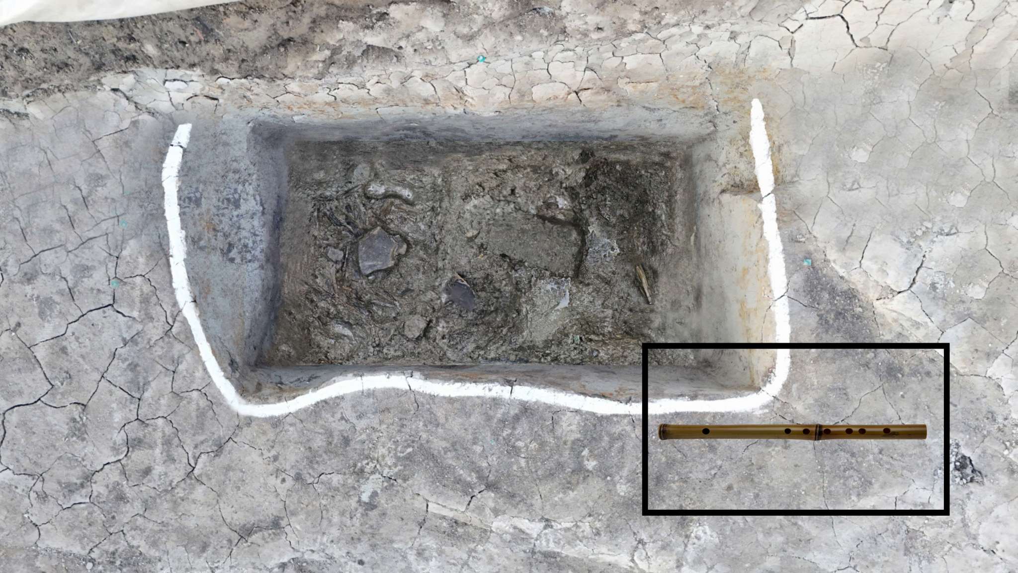 부여 관북리 유적에서 궁중 악기와 국내 최대 수량의 목간 출토... 왕궁 화장실 추정 구덩이에서 7세기 실물 관악기 '가로 피리' 최초 확인