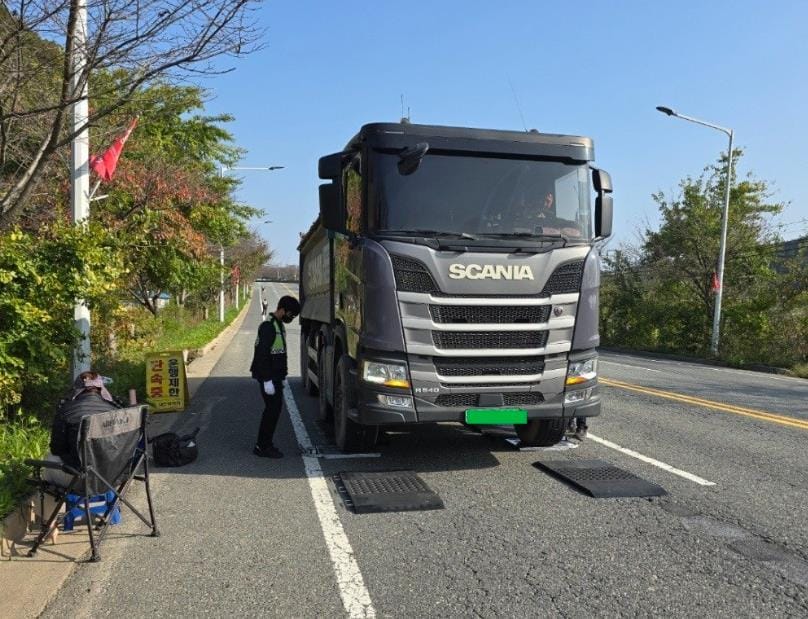 “과적차량, 꼼짝마! ” post image