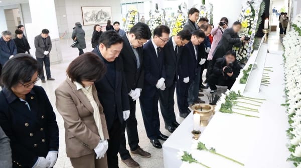 대전시의회 조원휘 의장, 제주항공 여객기 사고 합동분향소 조문 post image