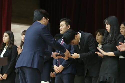 가족과 함께한 임용장 수여식, ‘입학식 같은 설레임’ post image