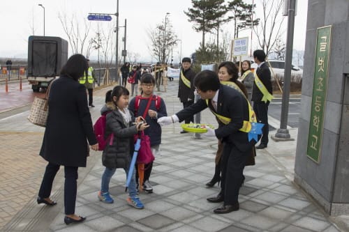 세종시교육청, 신설학교 17개교 첫등교 학생 맞이 post image