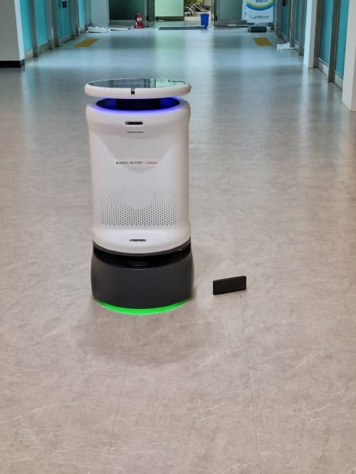 지하철역사에 AI방역로봇 등장했다 post image