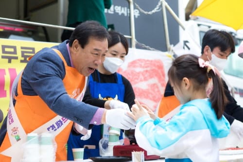 한우소비 독려 일일판매원 나선 최민호 시장 post image