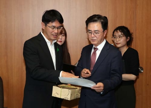 나라현지사 만나 대백제전 초청장 전달 post image
