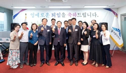 “고생하셨습니다”가족과 함께 영예로운 퇴임 post image