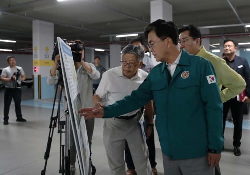 김태흠 지사 ‘철근 누락 무량판 아파트’ 점검 post image
