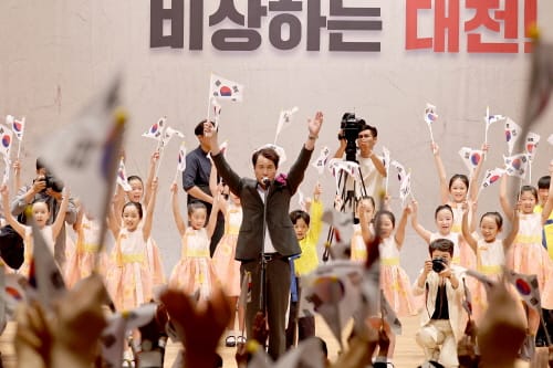 이상래 대전시의회 의장 “광복절 정신계승 만세삼창 선창” post image