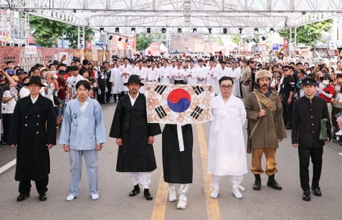 대전 0시 축제 태극기 물결 넘실, 78년 전 광복의 함성 속으로 post image