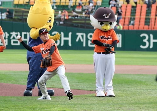 김태흠 지사, 프로야구 한화-KT전 시구 post image