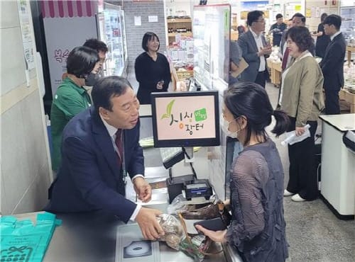 로컬푸드 ‘일일 판매사원’ 변신 최민호 세종시장 post image