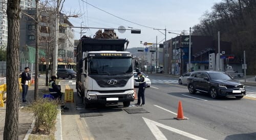‘도로 위 무법자’과적차량 잡는다 post image