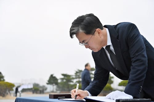 새해 맞아 충혼탑 참배 post image