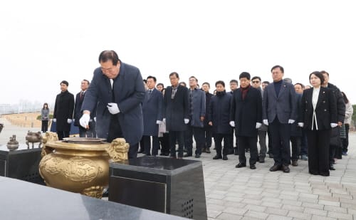 충남도의회 충혼탑 참배로 갑진년 힘찬 출발 post image