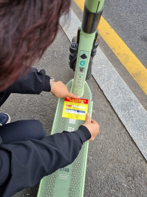 무단 방치된 전동킥보드 견인 조치한다 post image