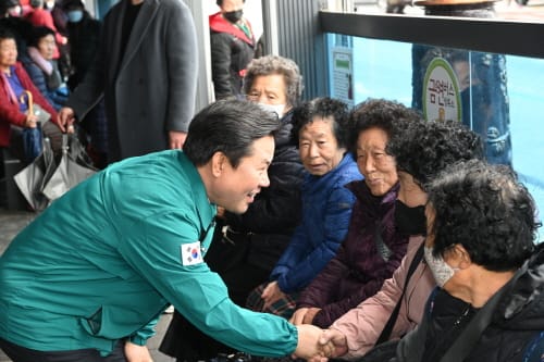 박정현 부여군수, 설맞이 전통시장 방문 post image