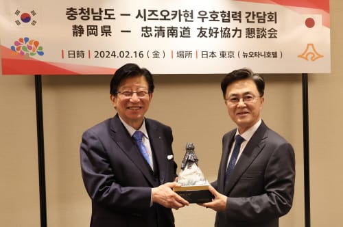 日사무소 개소 축하 위해 달려온 ‘우정’ post image