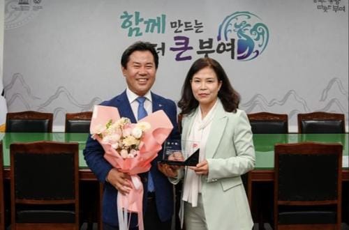 부여 ‘만원의 행복보험, 추진 공로 감사패 받아 post image