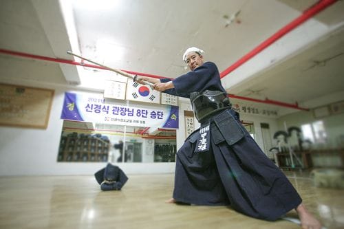 천안시검도회 신경식 회장, 1% 이하의 합격률 뚫고 8단 승단 post image