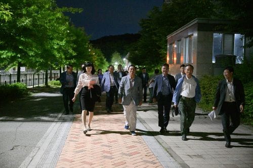 최민호 시장, 도심 속 정원에서 시민과 1박 2일 post image