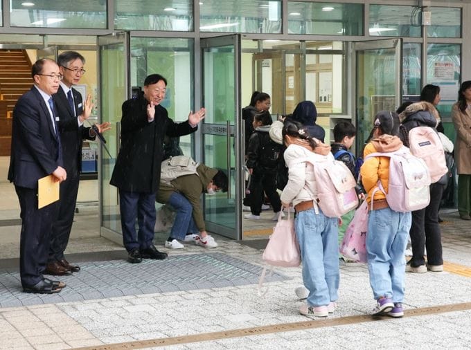 설동호 대전광역시교육감, ‘미래교육’과 ‘맞춤형 돌봄’을 위한 신학기 학교 방문 post image