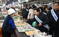 박정현 군수, 전통시장 방문해 민생경제 현장 점검 post image