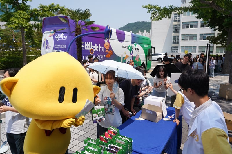 0시 축제 이색홍보 ‘대전빵차’ 출현에 부산 MZ 열광 ... 지역 유명빵·꿈씨 패밀리 콜라보 마케팅으로 대전시 브랜드 확산 post image