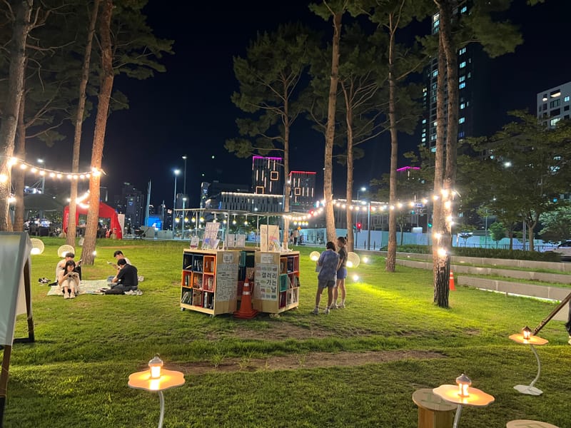 야간 도심에서의 독서, 세종 시민의 밤을 밝히다 post image
