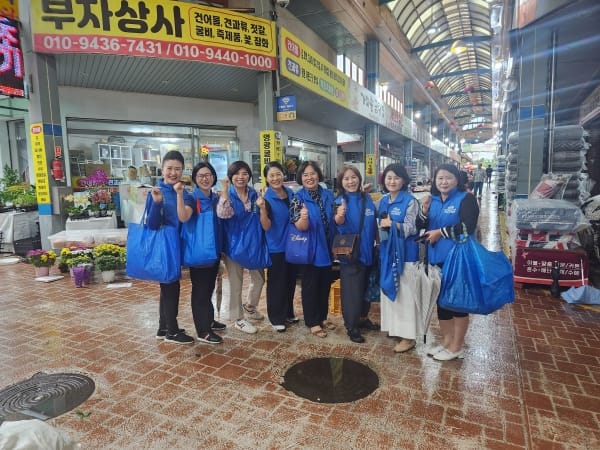 더불어민주당 세종시당 여성위원회, ‘파란장바구니 캠페인’통해 지역경제·탄소중립·세대공감 실천 post image