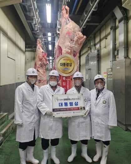 부여 대양농장 백덕환 대표, 전국한우능력평가대회 ‘대통령상’ 수상 post image