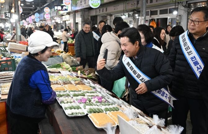 박정현 군수, 전통시장 방문해 민생경제 현장 점검 post image