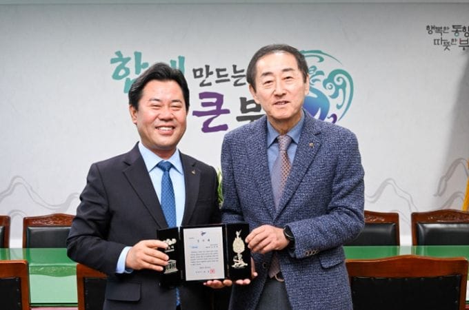 10여 년 이어진 고향 사랑… 부여군, (주)두리두리 김상현 대표에 감사패 증정 post image